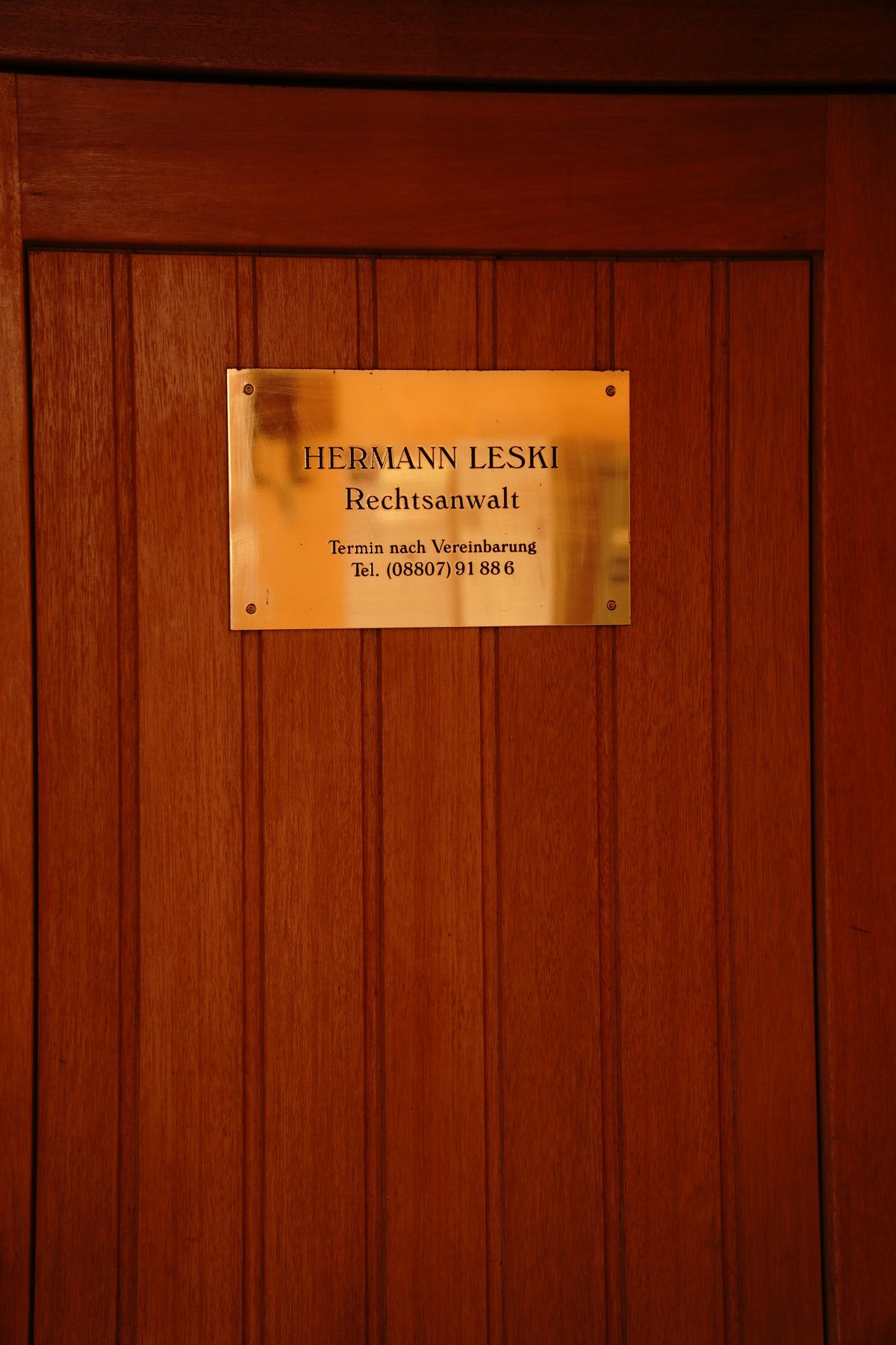 Türschild Hermann Leski Rechtsanwalt, Tel. 08807 91886